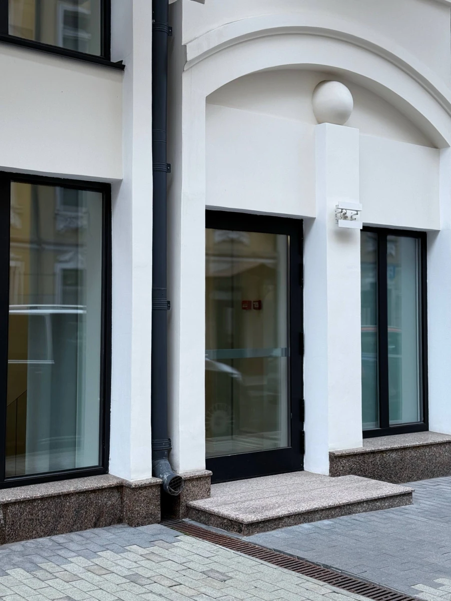 Белое здание на Просвирином