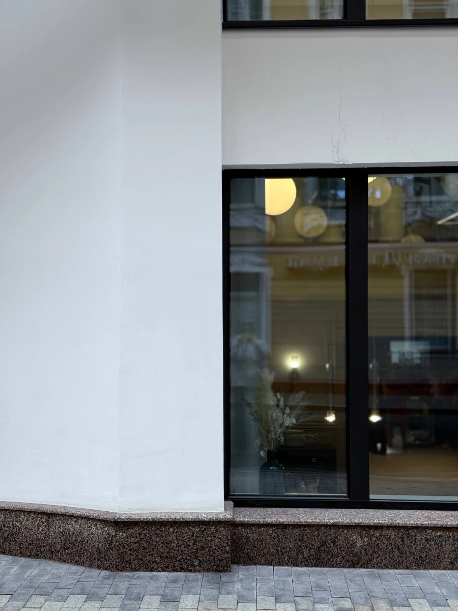 Белое здание на Просвирином