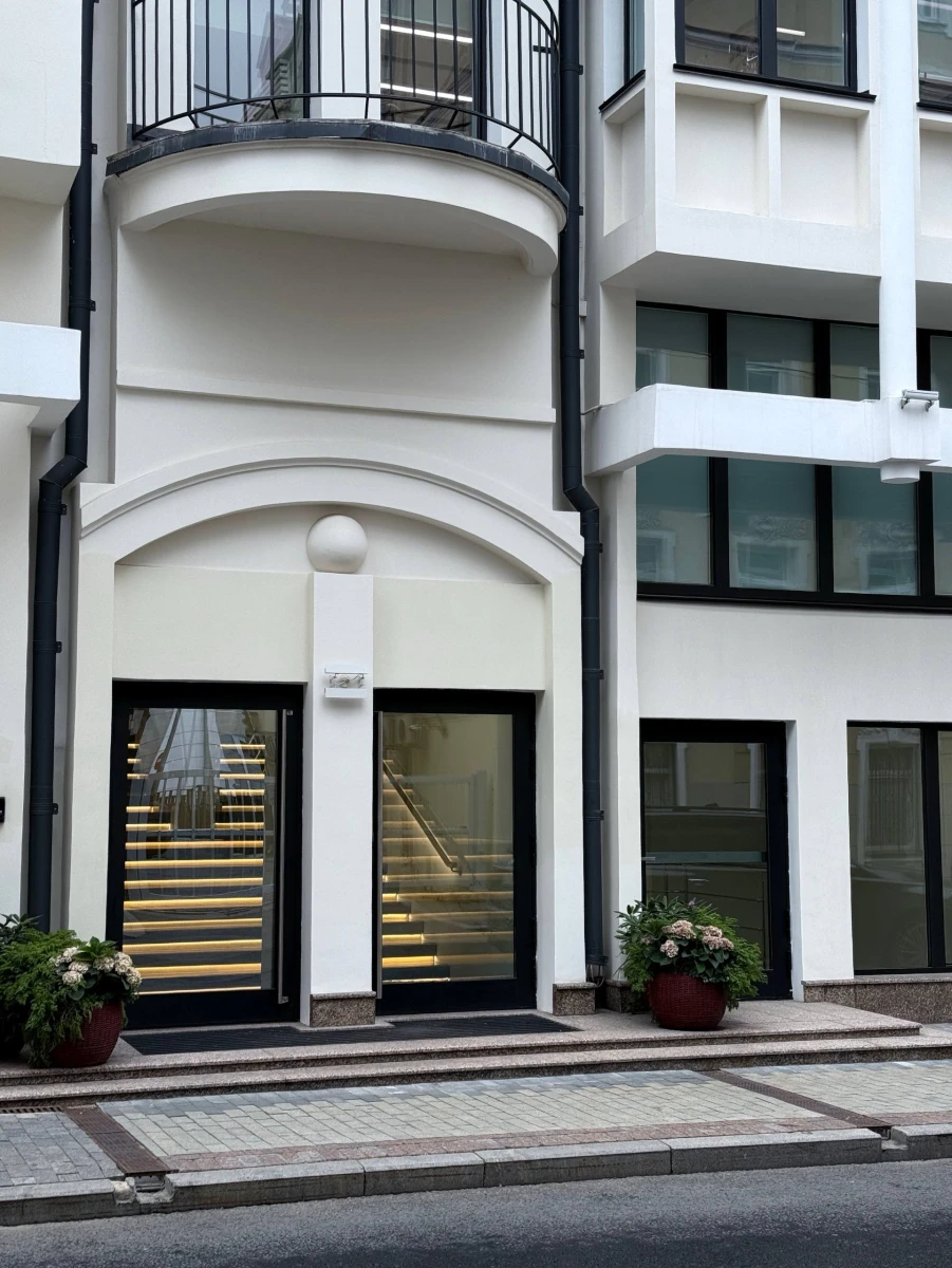 Белое здание на Просвирином